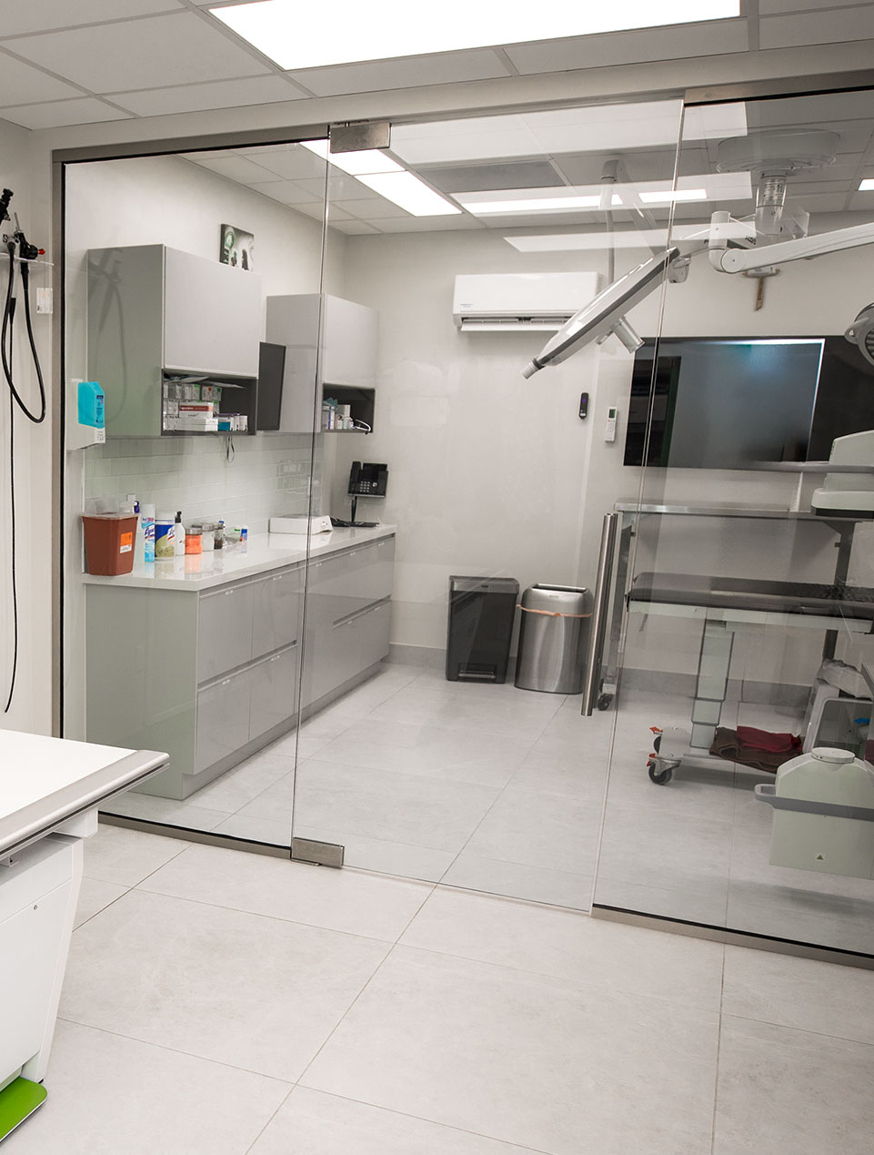 Transparent surgical environment with glass walls